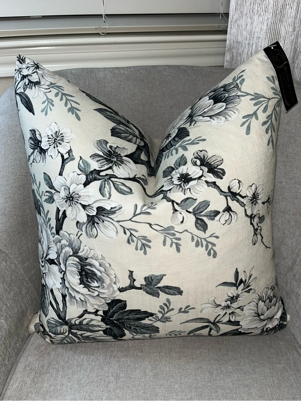 1-NWT SOHO STUDIO FLORAL DESIGN LUXURY DECORATIVE PILLOW